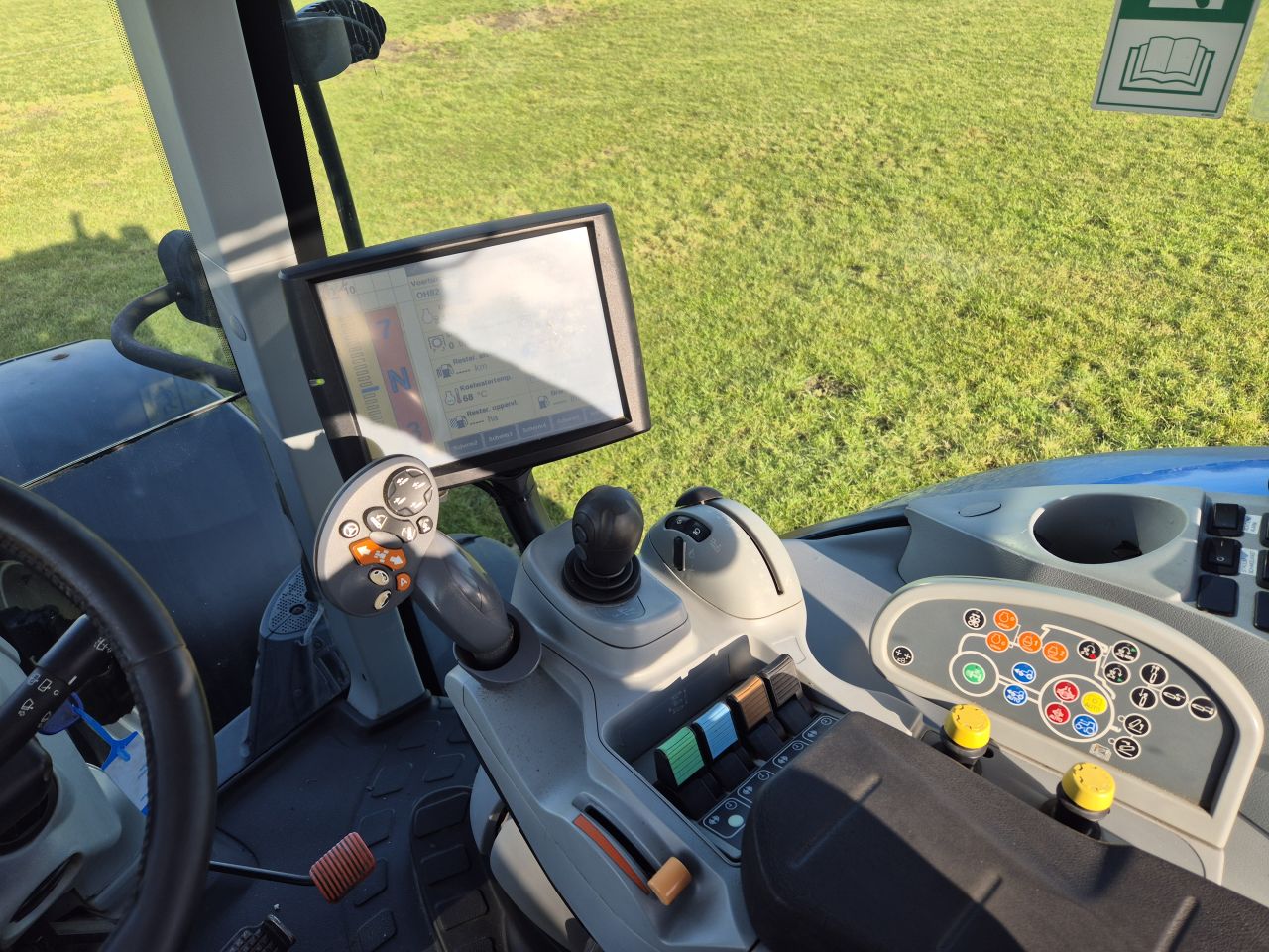 New Holland T 7 250 PC met FH en Front PTO