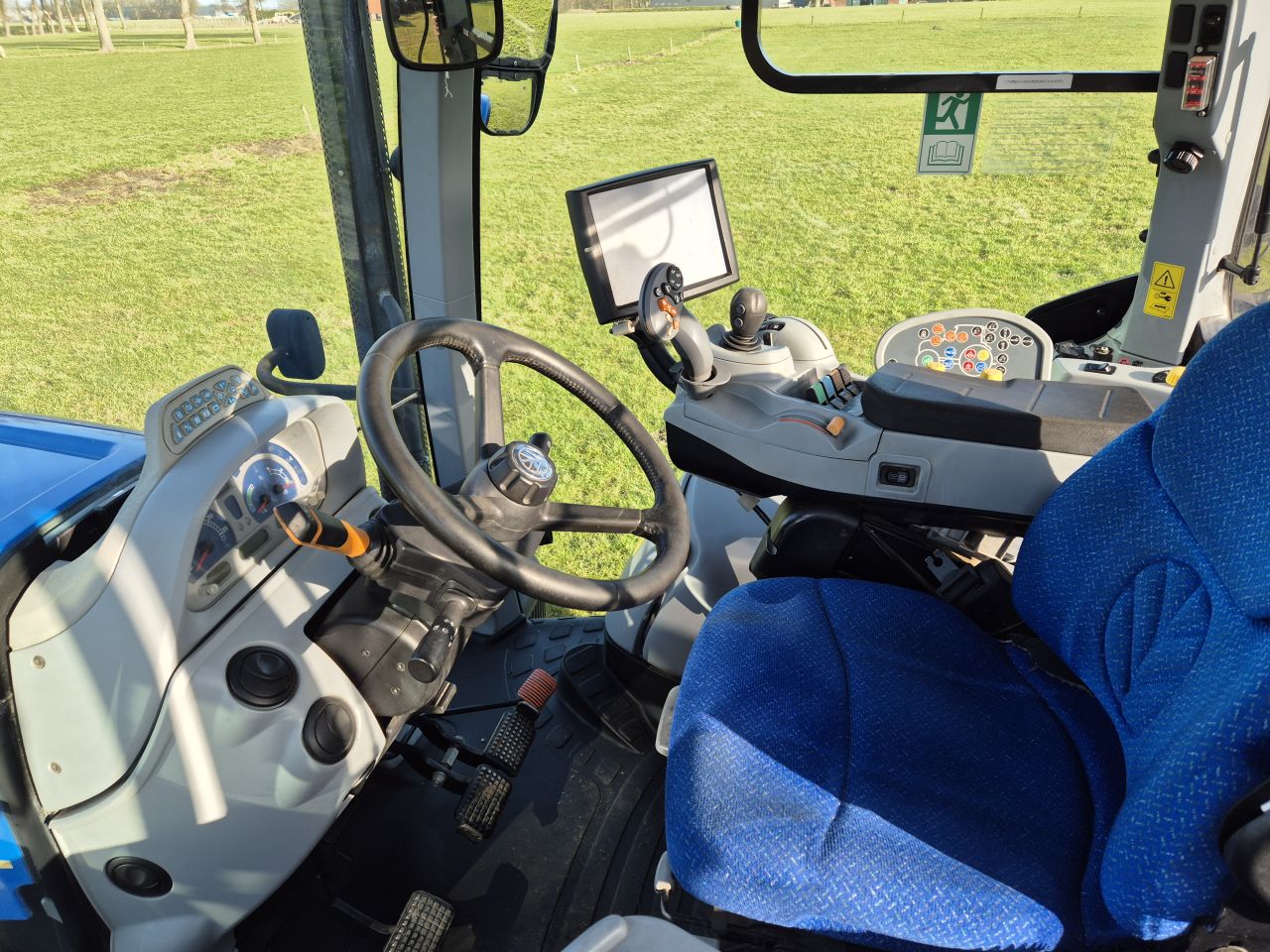 New Holland T 7 250 PC met FH en Front PTO