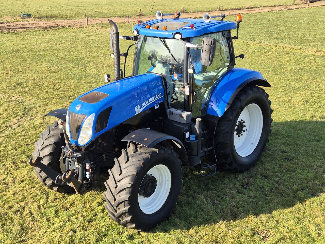 New Holland T 7 250 PC met FH en Front PTO