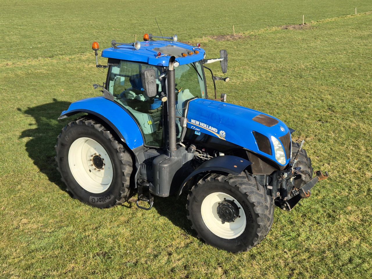 New Holland T 7 250 PC met FH en Front PTO