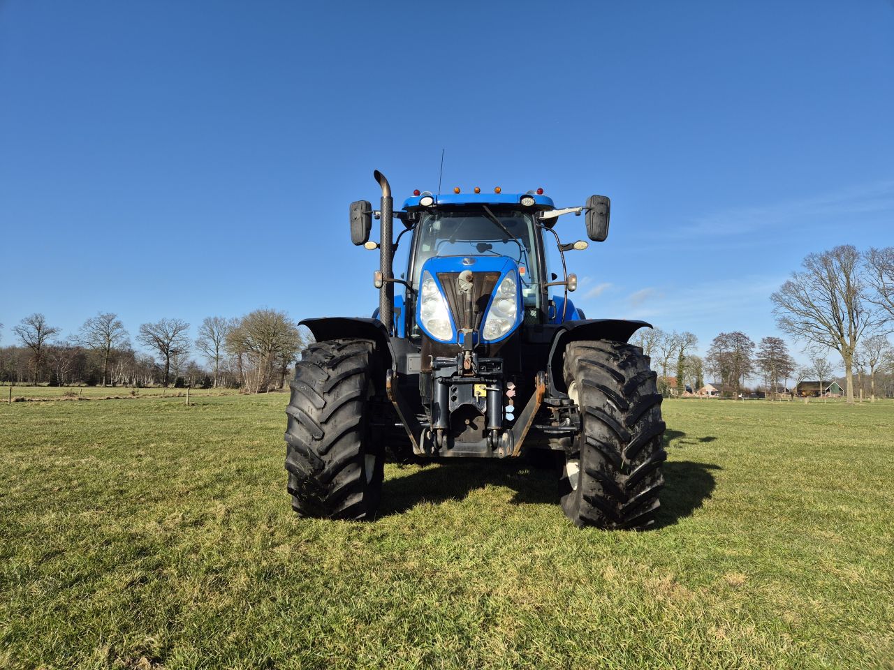 New Holland T 7 250 PC met FH en Front PTO