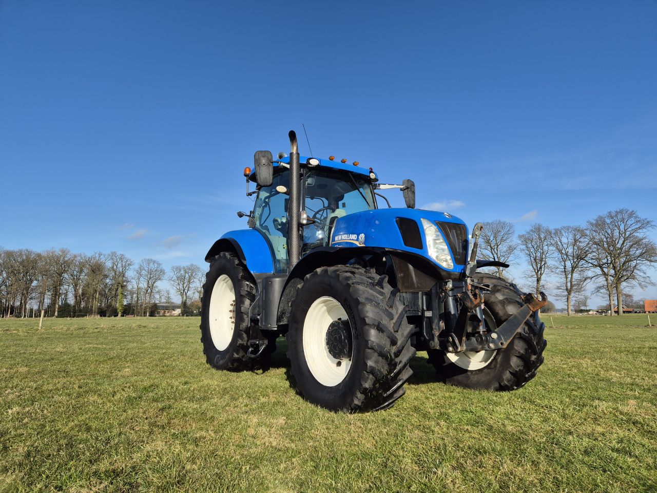 New Holland T 7 250 PC met FH en Front PTO