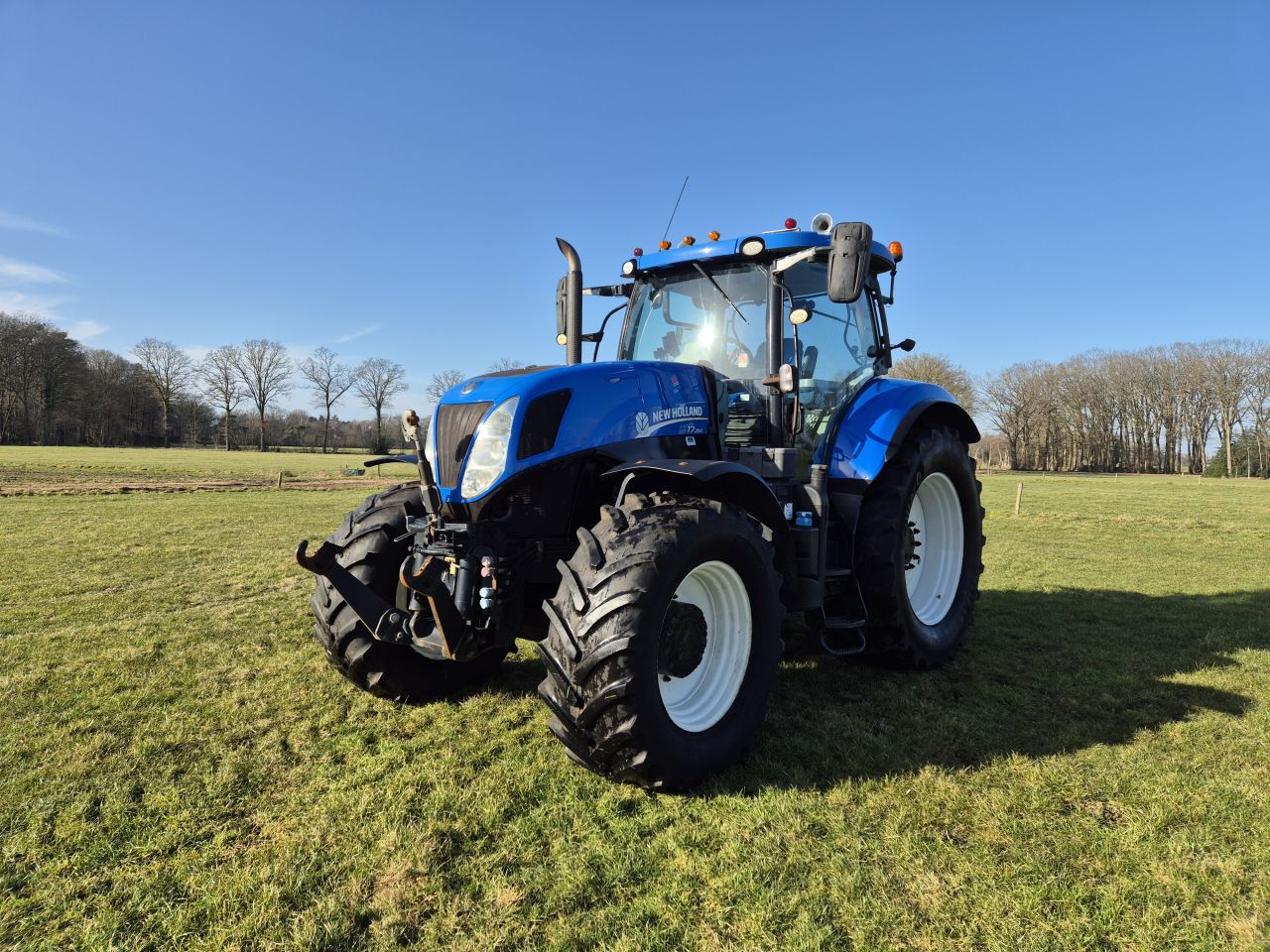 New Holland T 7 250 PC met FH en Front PTO