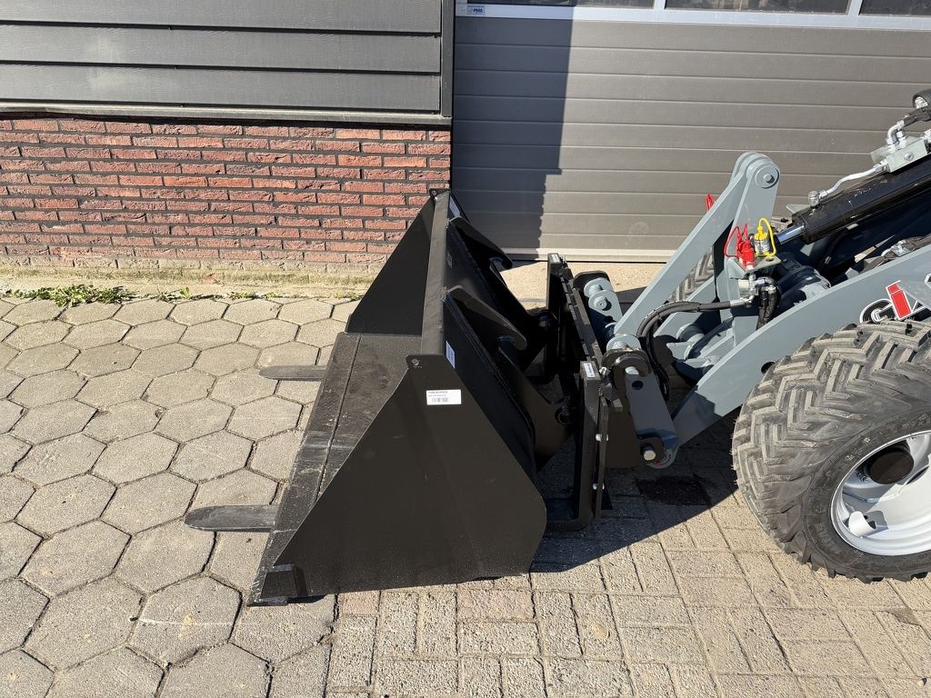 Giant G2300 X-TRA HD minishovel NIEUW (pro inching / kogeltrekhaak)
