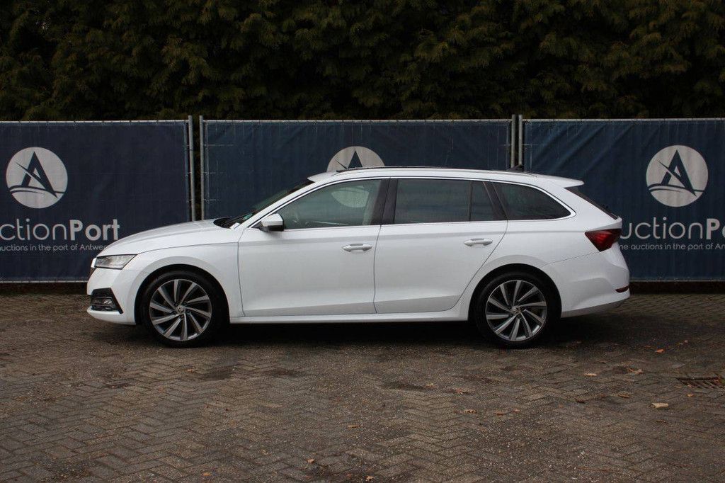 Stationwagen Skoda Octavia Combi 1.0 e-TSI Business Edition Plus Hybride 111pk 2021