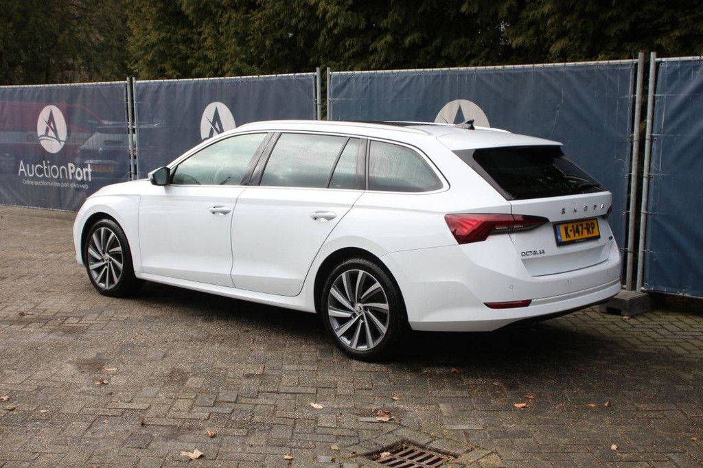 Stationwagen Skoda Octavia Combi 1.0 e-TSI Business Edition Plus Hybride 111pk 2021