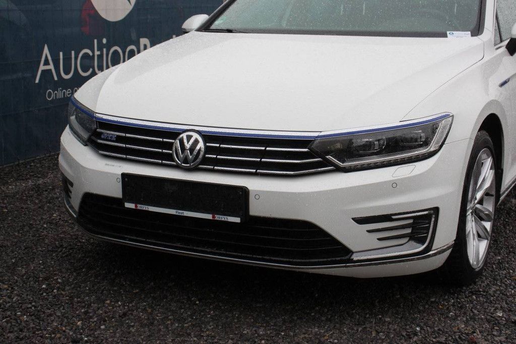 Pkw Volkswagen Passat Elektro + Benzin 156 PS 2017