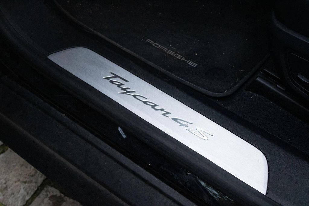 Passenger car Porsche Taycan 4S Electric 490hp 2020 (Margin)