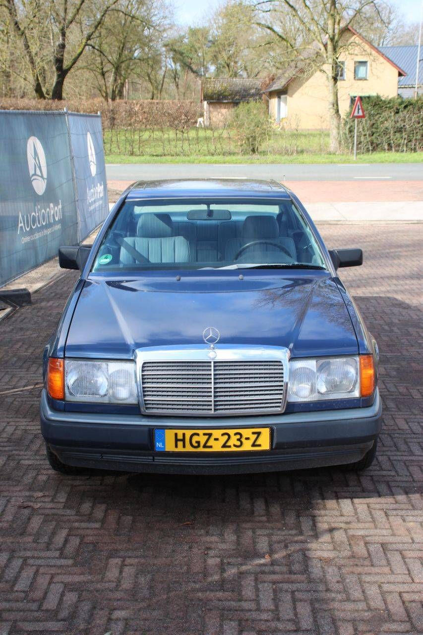 Passenger car Mercedes-Benz 230CE Petrol 132 hp 1987