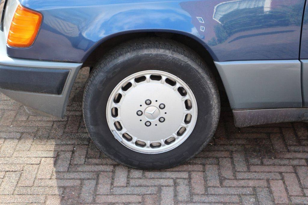 Passenger car Mercedes-Benz 230CE Petrol 132 hp 1987