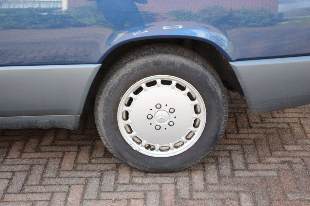 Passenger car Mercedes-Benz 230CE Petrol 132 hp 1987