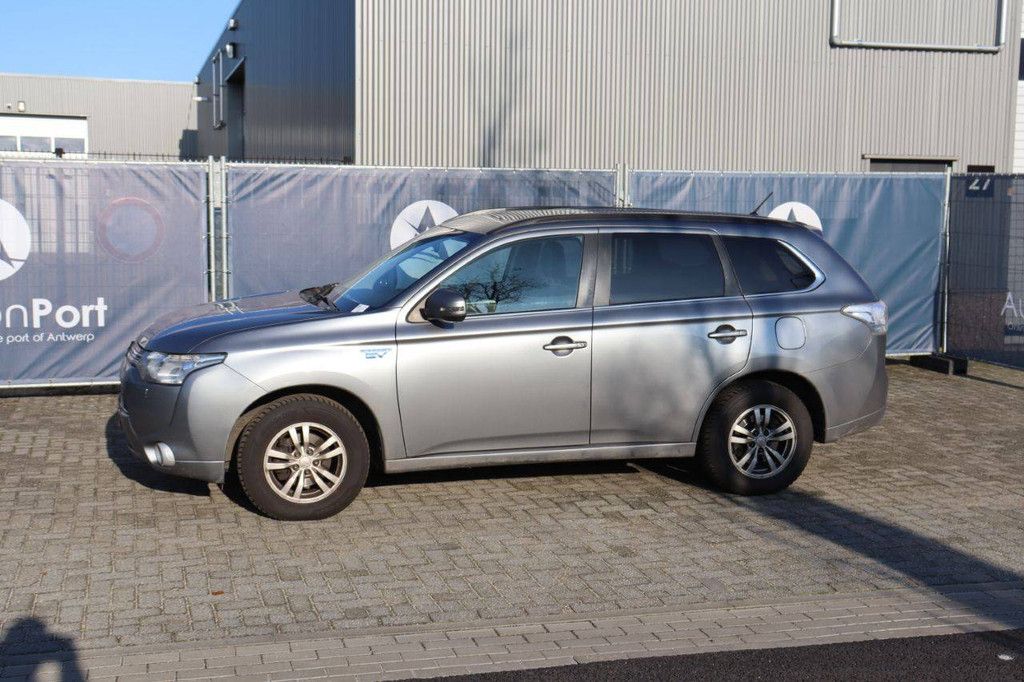 SUV Mitsubishi Outlander PHEV Hybrid 2014 (Margin)