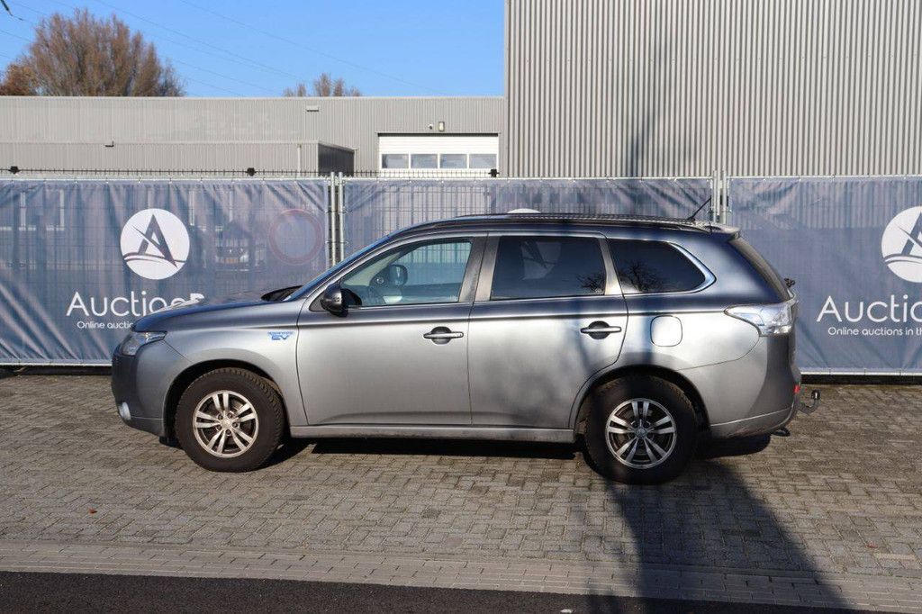 SUV Mitsubishi Outlander PHEV Hybrid 2014 (Margin)