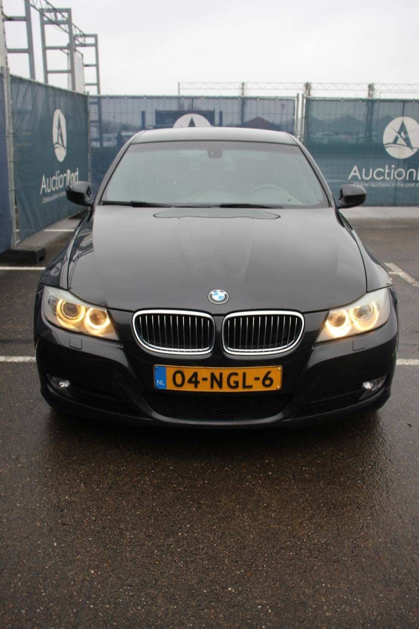 Pkw BMW 318i Business Line Benzin 105kW 2010 (Marge)