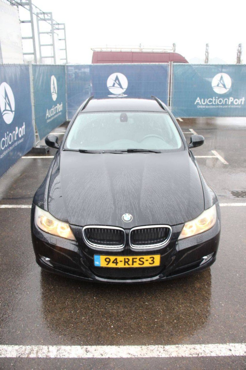 BMW 318i Kombi, Benzin, 136 PS, Baujahr 2011