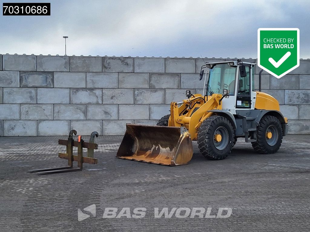 Liebherr L514 Forks + Bucket