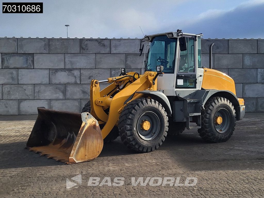 Liebherr L514 Forks + Bucket