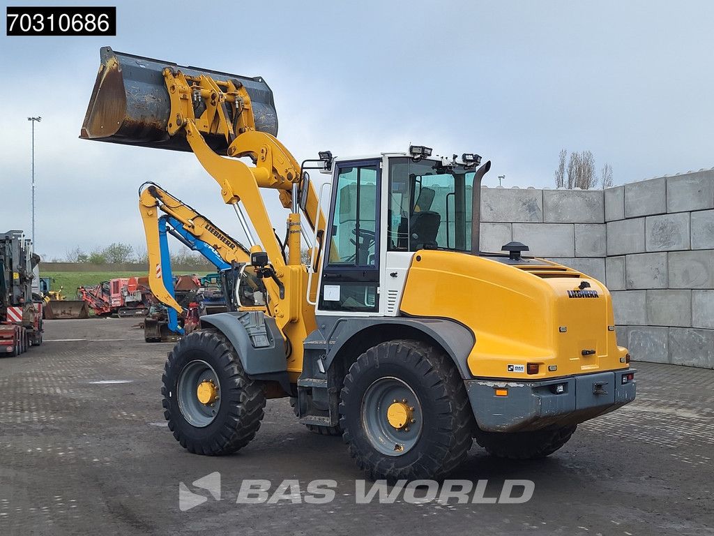 Liebherr L514 Forks + Bucket