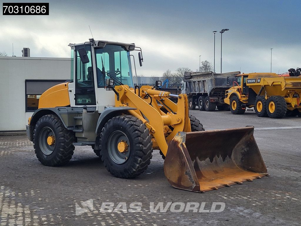 Liebherr L514 Forks + Bucket