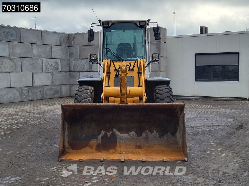 Liebherr L514 Forks + Bucket