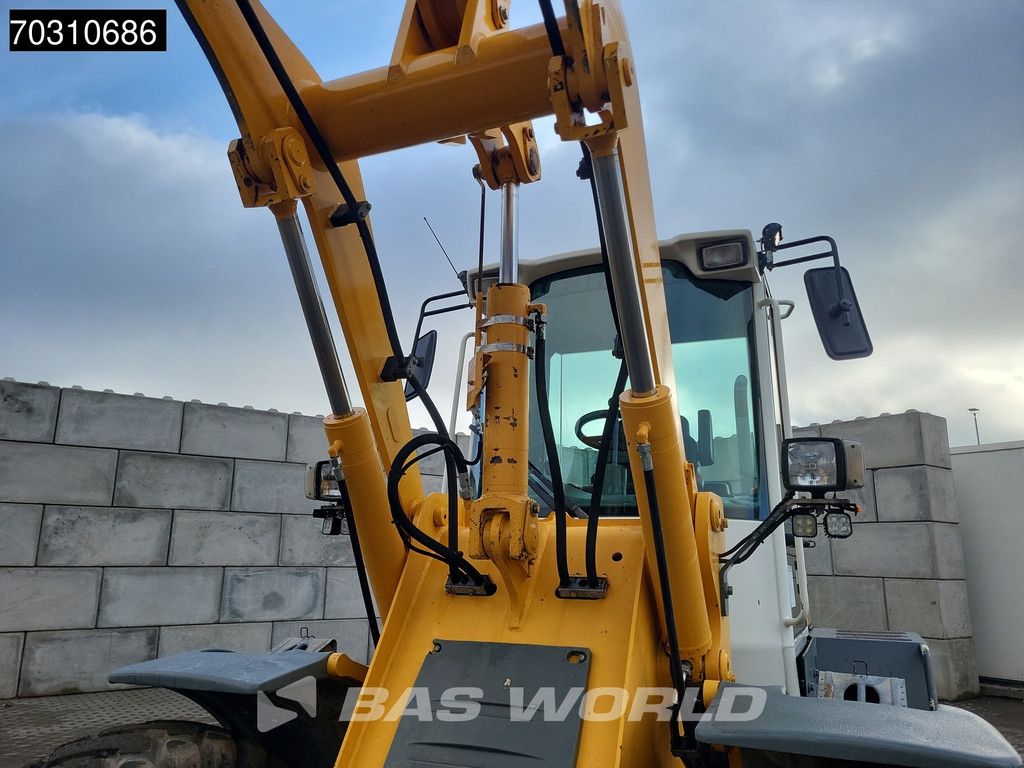 Liebherr L514 Forks + Bucket