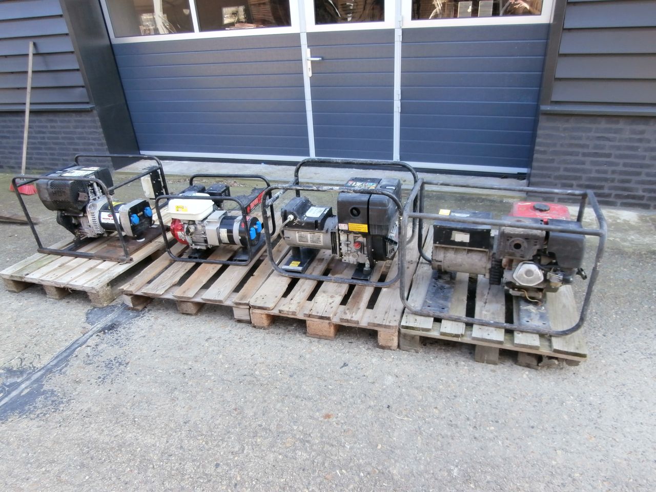 4 stuks aggregaten 2x diesel 4,2 Kva 2x benzine waarvan 1 zgan