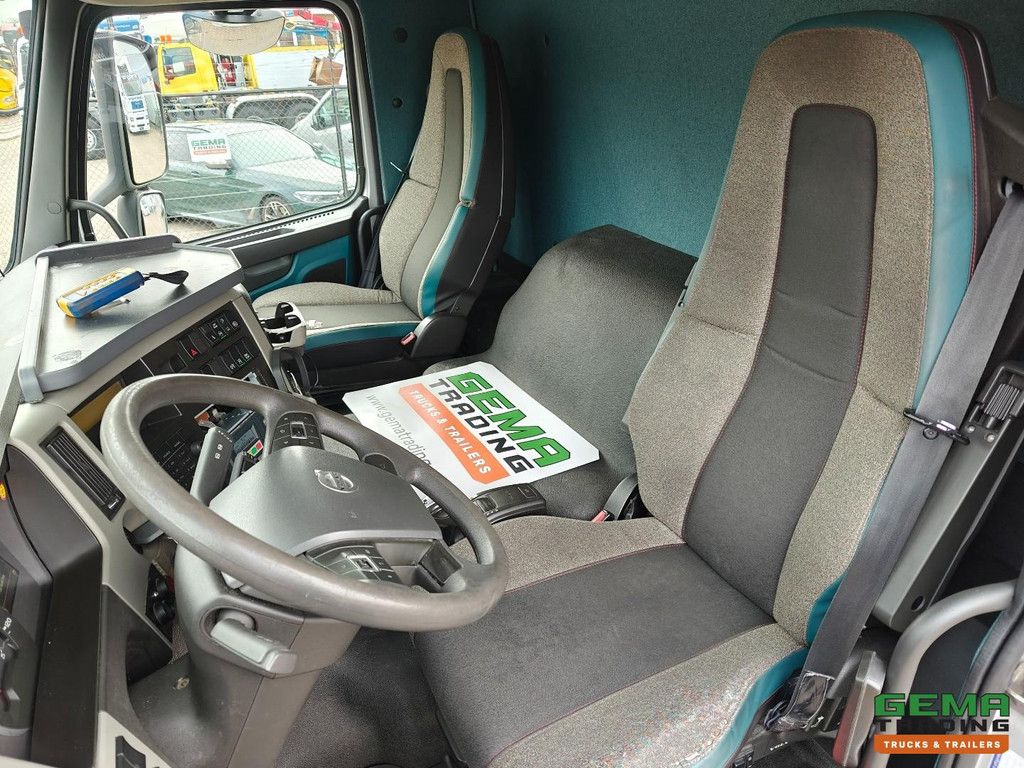 Volvo FM 330 6x2/4 Day Cab Euro6 - Refrigerated/Freezer Box 9.8M - FrigoBlock - Tail Lift 2000KG - Compartments