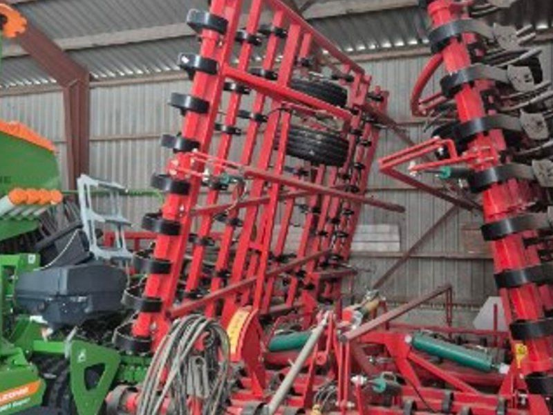 Kverneland Tiger 8 meter. Med rotorsmulrer. Årg. Met velholdt harve.