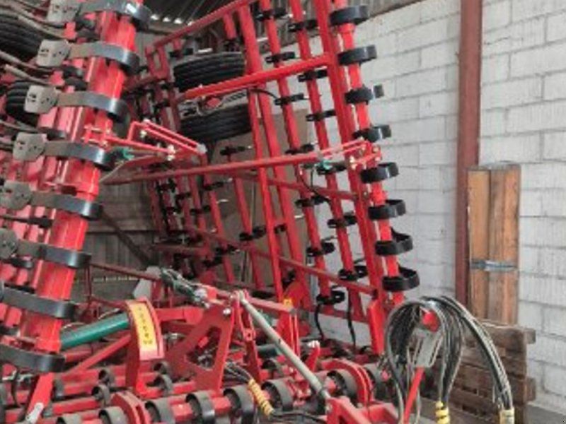 Kverneland Tiger 8 meter. Med rotorsmulrer. Årg. Met velholdt harve.