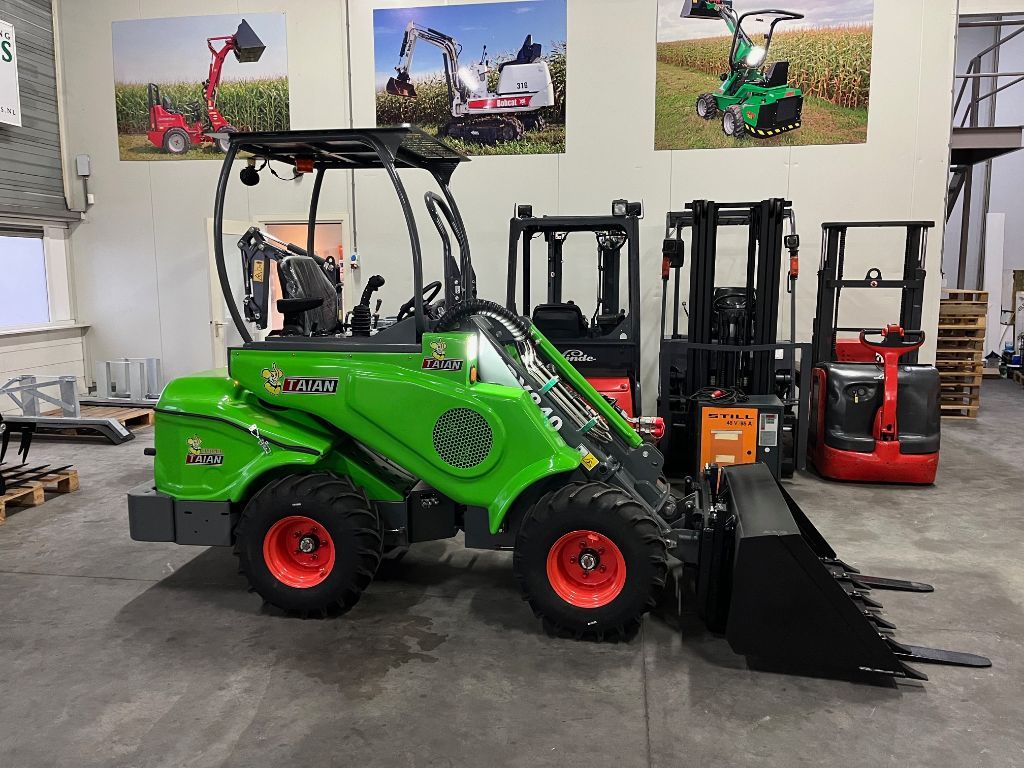 TAIAN DY620 en TAIAN DY840 minishovels met KUBOTA motor.