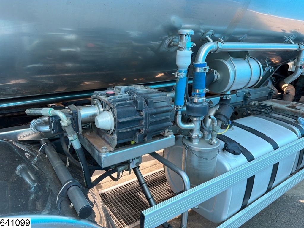 Volvo FMX 330 EURO 5, PTO, 14.000 liter, 3 Comp, milk