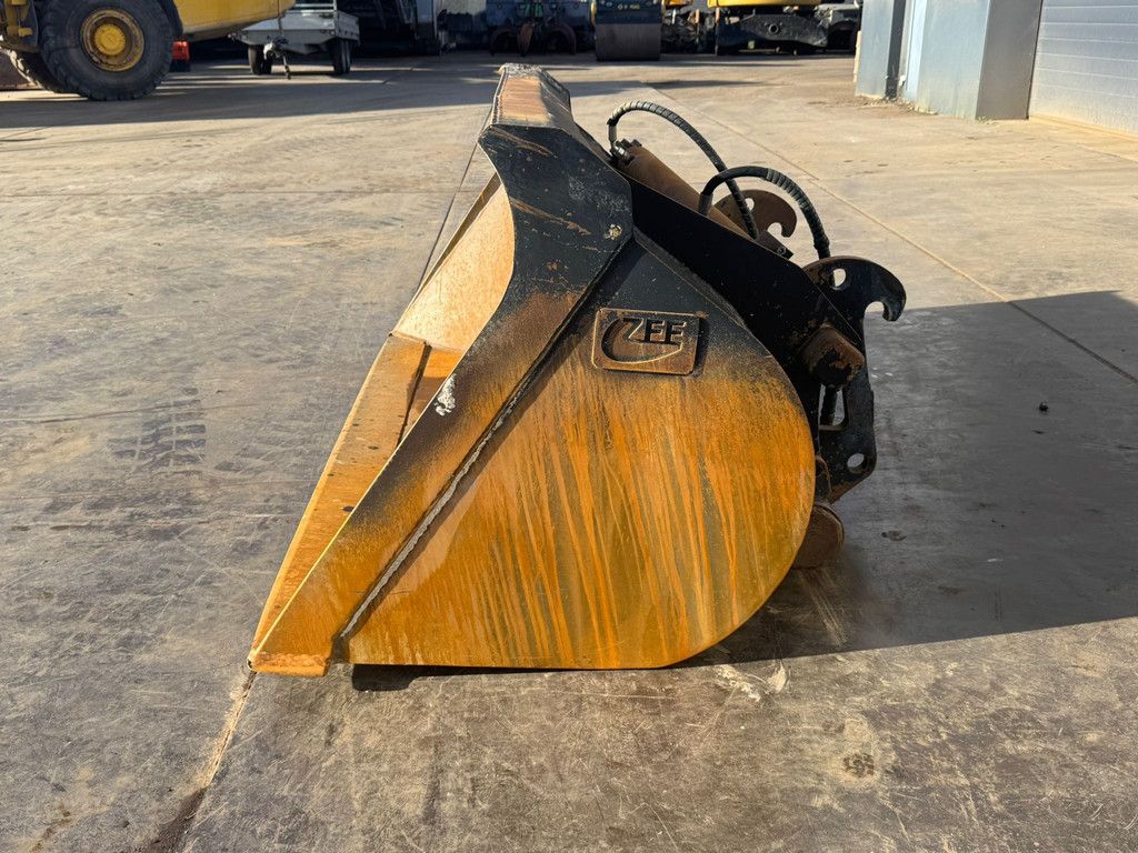 ZFE Side-Tilting bucket for CAT 908 SW