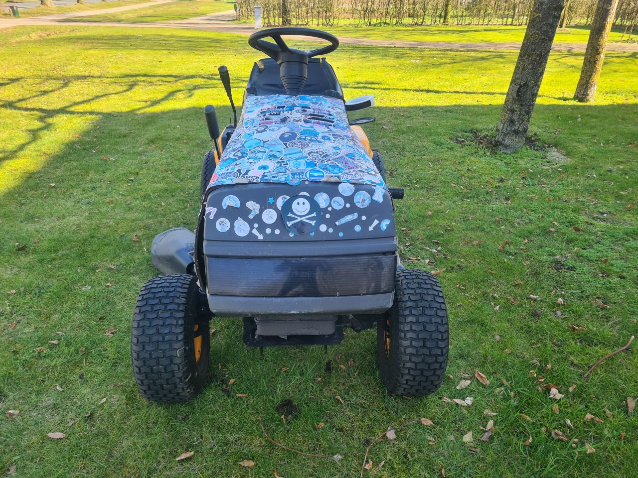 Yard zitmaaier zijlosser hydrostaat.