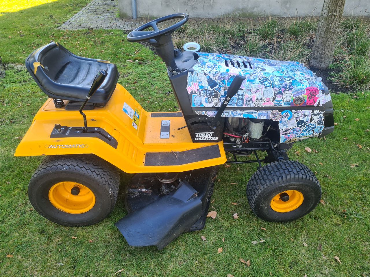 Yard zitmaaier zijlosser hydrostaat.