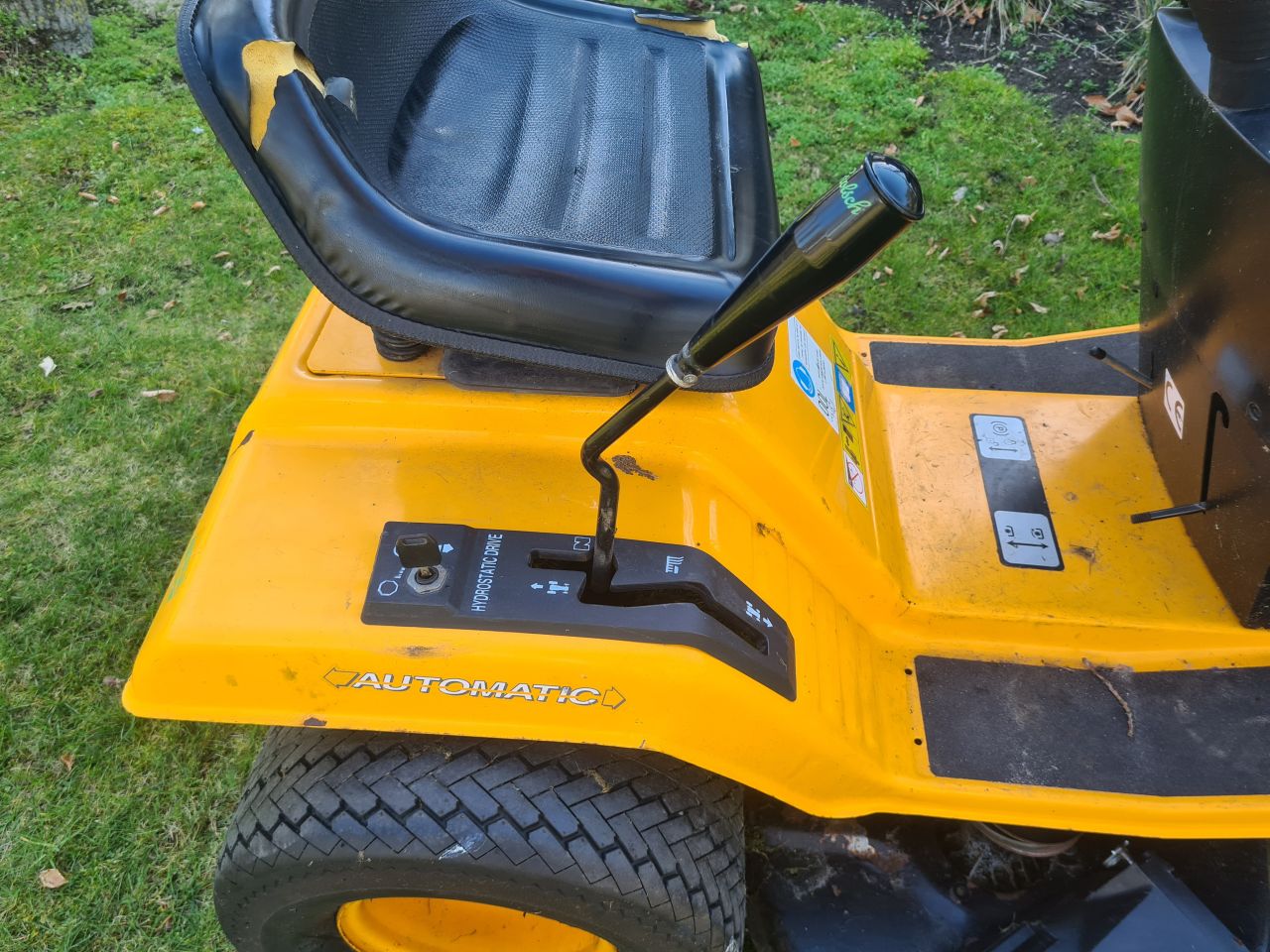 Yard zitmaaier zijlosser hydrostaat.