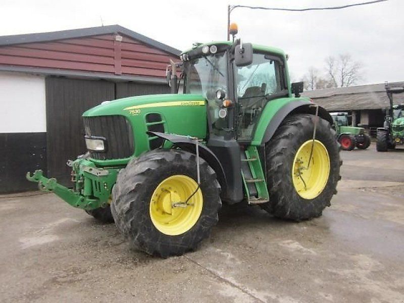 John Deere 7530