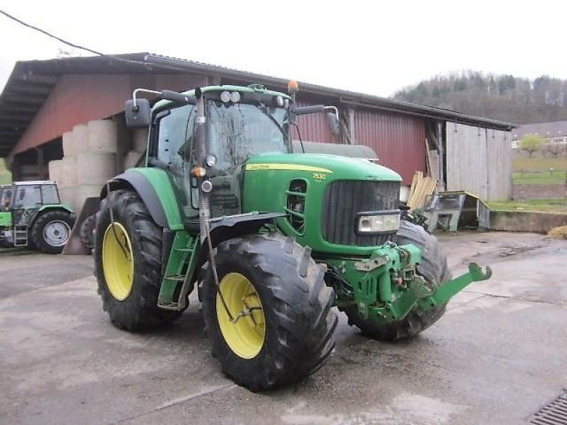 John Deere 7530