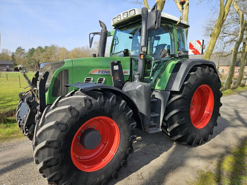 Fendt 820 Com3 Vario TMS mit Trible GPS.