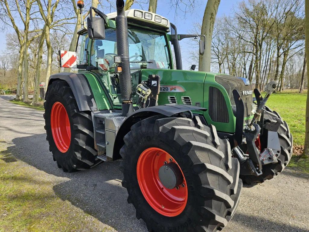 Fendt 820 Com3 Vario TMS mit Trible GPS.