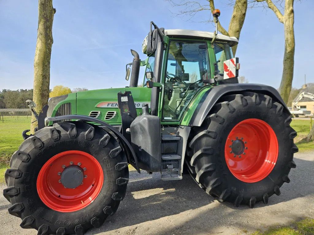 Fendt 820 Com3 Vario TMS mit Trible GPS.