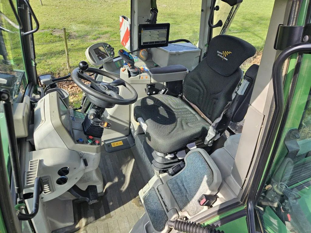 Fendt 820 Com3 Vario TMS mit Trible GPS.