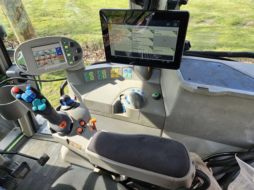 Fendt 820 Com3 Vario TMS mit Trible GPS.