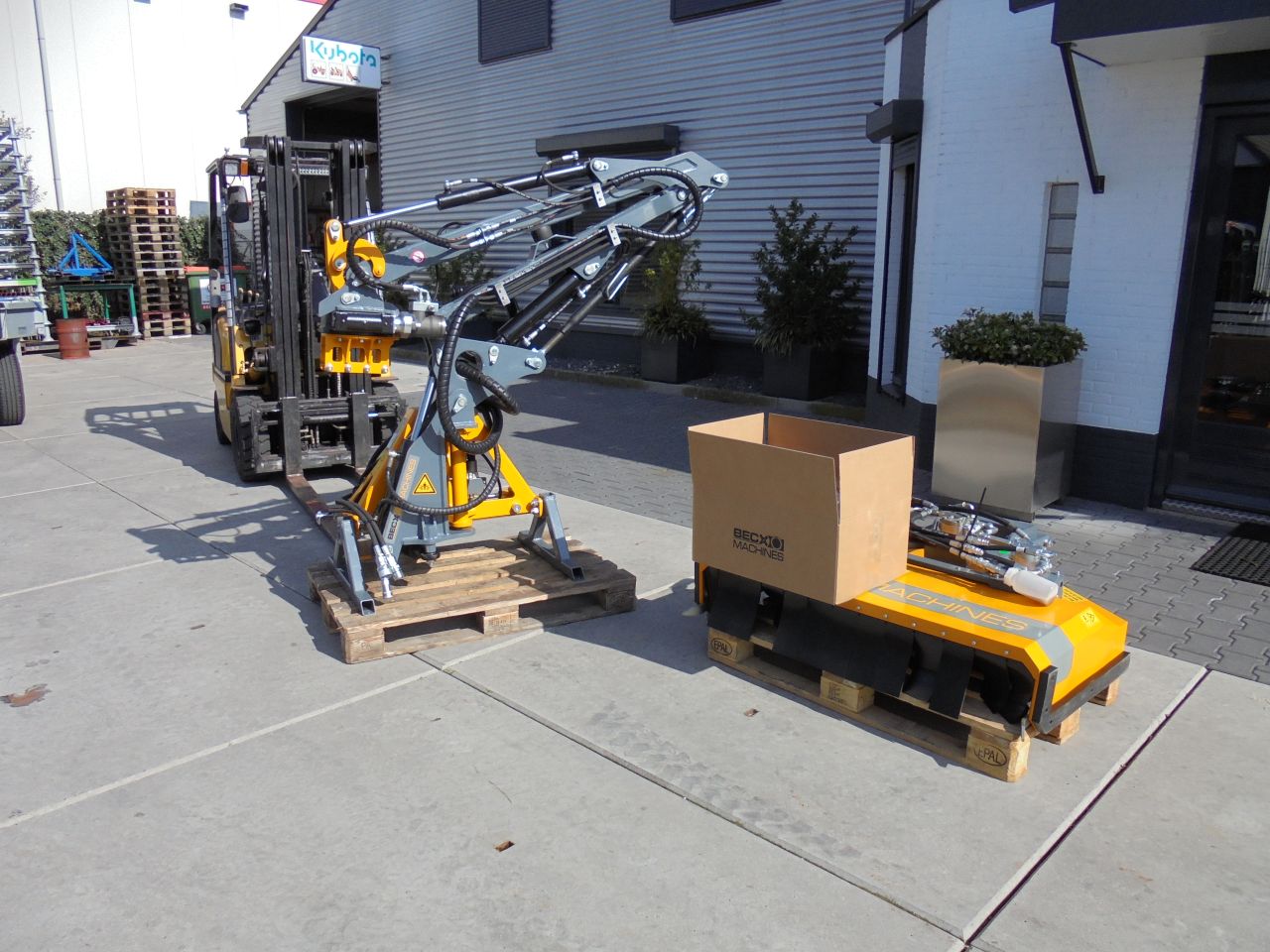 Becx arm met heggensnoeier