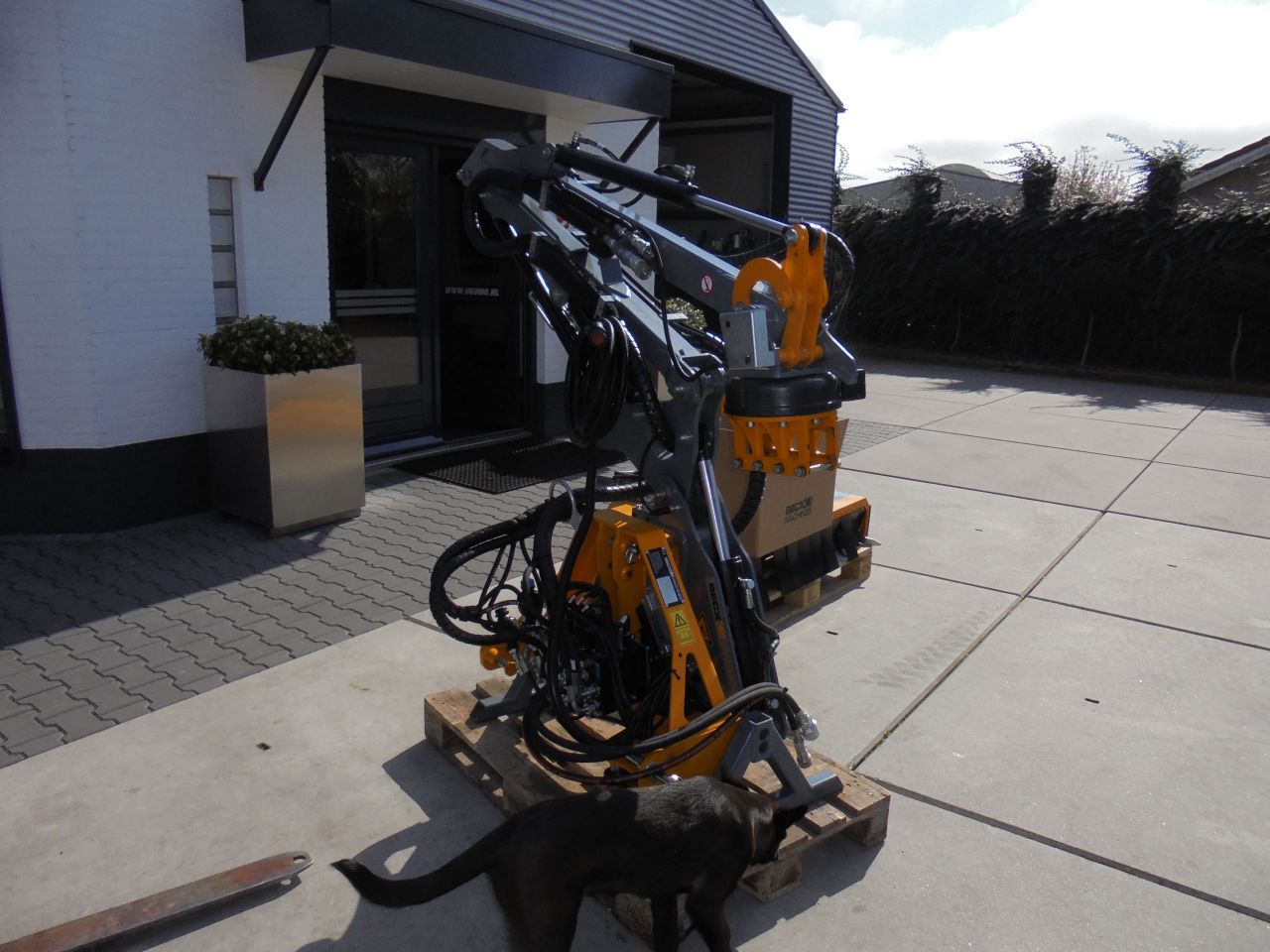 Becx arm met heggensnoeier