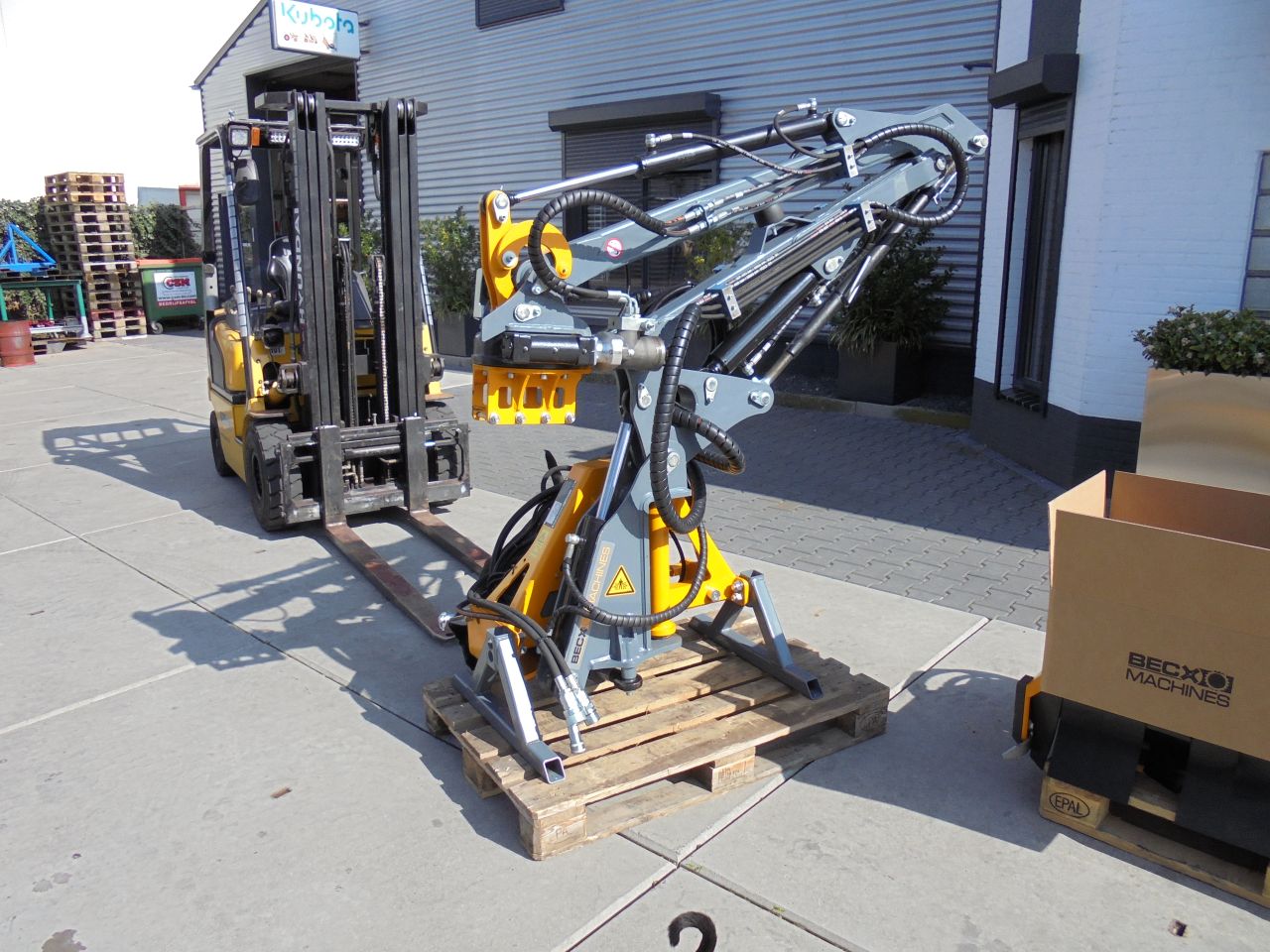 Becx arm met heggensnoeier