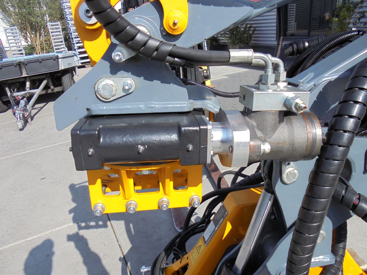 Becx arm met heggensnoeier