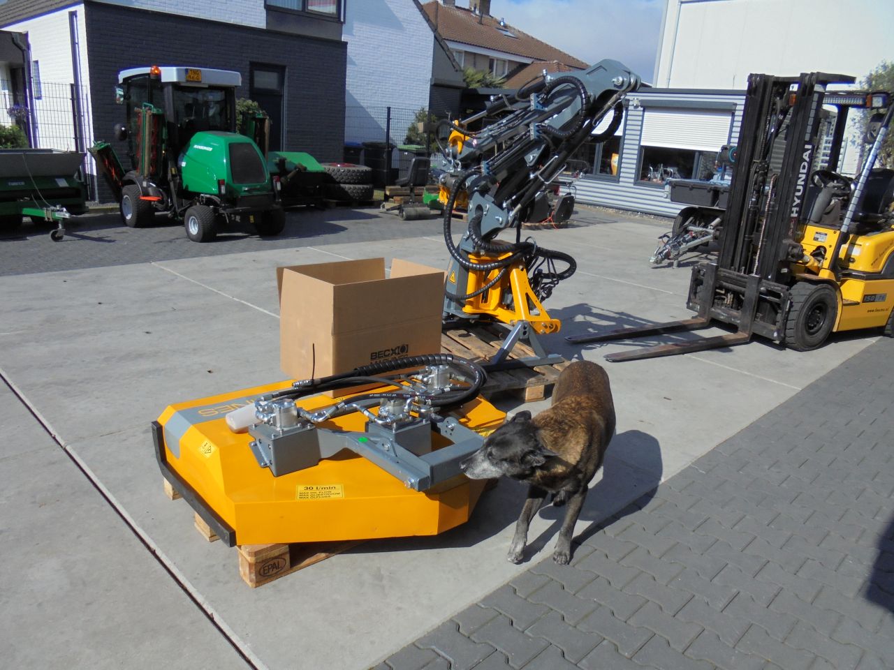 Becx arm met heggensnoeier