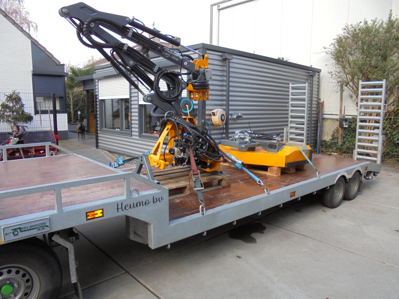 Becx arm met heggensnoeier