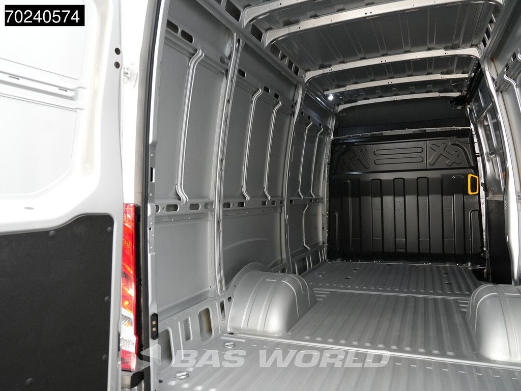 Iveco Daily 35C18 BPM VRIJ! 3.0L Black Edition Automaat 180PK L2H2 Dubbellucht 3,5t Trekgewicht ACC LED Navi Camera Parkeersensoren Euro6 L2 12m3 Klima