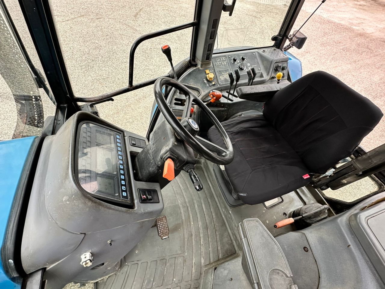 TE KOOP: zeer nette NEW HOLLAND 8160